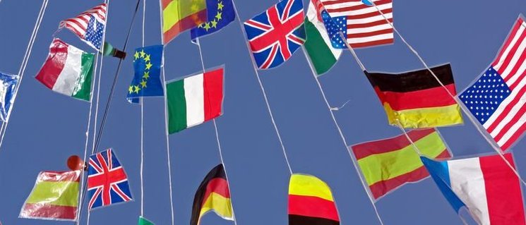 Flaggen verschiedener Länder an Schnüren. Foto: Dr. Stephan Barth/Pixelio