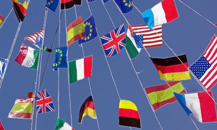 Flaggen verschiedener Länder an Schnüren. Foto: Dr. Stephan Barth/Pixelio