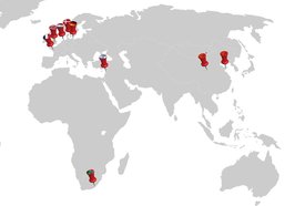 Weltkarte mit Pins an den Positionen der Partnerkommunen Oldenburgs. Quelle: agrus/Fotolia; markus marb/Fotolia. Collage: Stadt Oldenburg
