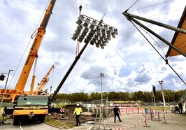 Am Haken: In Millimeterarbeit wurden die schweren Flutlichtmasten auf die vorbereiteten Fundamente gehoben.  Foto: Stadt Oldenburg
