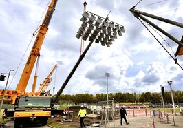 Am Haken: In Millimeterarbeit wurden die schweren Flutlichtmasten auf die vorbereiteten Fundamente gehoben.  Foto: Stadt Oldenburg