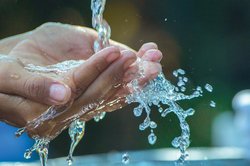 Wasser läuft in die Handflächen beider Hände. Foto: Manuel Darío Fuentes Hernández/Pixabay