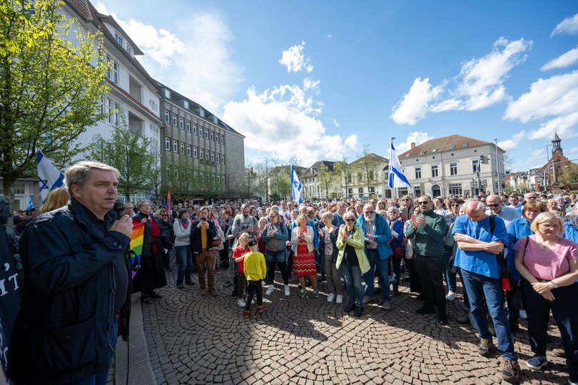 Hunderte von Menschen brachten am Sonntag bei einer Kundgebung am Julius-Mosen-Platz ihre Solidarität mit der Jüdischen Gemeinde zum Ausdruck. Foto: Sascha Stüber