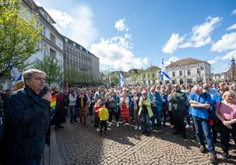 Hunderte von Menschen brachten am Sonntag bei einer Kundgebung am Julius-Mosen-Platz ihre Solidarität mit der Jüdischen Gemeinde zum Ausdruck. Foto: Sascha Stüber