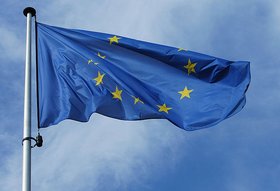 Europaflagge (blau mit einem Kranz aus gelben Sternen) im Wind. Foto: Wandersmann/Pixelio.de