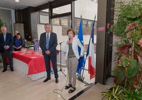 Catherine Rüppell (DFG) neben Bürgermeister Bourdouleix bei der Vernissage, im Hintergrund die Flaggen Frankreichs und der Europäischen Union. Foto: Jean-Luc Moreau