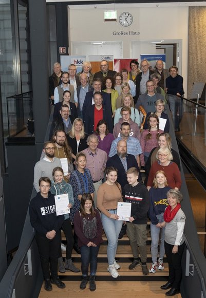 Gruppenfoto der Gewinnerinnen und Gewinner auf der Treppe im Foyer des Oldenburgischen Staatstheaters. Foto: Stephan Walzl