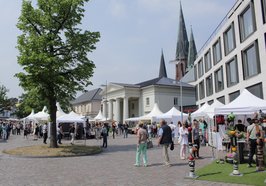 Nikolaimarkt auf dem Schlossplatz mit Blick auf Alte Wache. Foto: S. Scharmann