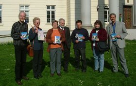 Mitglieder der Agenda-Gruppe präsentieren die Broschüre. Foto: Stadt Oldenburg