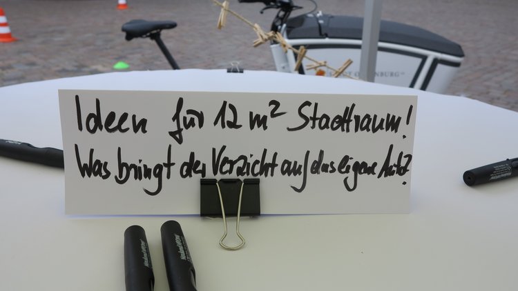 Schild mit Frage zum Teilkonzept als Anregung, um Hinweise für Mobilitätsanliegen zu geben. Foto: Stadt Oldenburg
