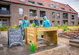 Drei Personen beim Gemeinschaftsgärtnern an einem Hochbeet. Foto: Stadt Oldenburg