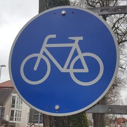 Beschilderung benutzungspflichtiger Radweg, weißes Fahrradpiktogramm auf blauem Hintergrund. Foto: Stadt Oldenburg