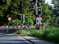Mit Schranke und roter Ampel geschlossener Bahnübergang. Foto: Marianne J./Pixelio.de