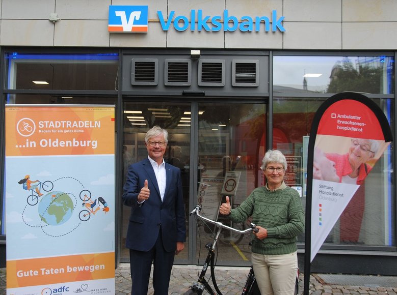 Reinhard Nannemann, Vorstand Volksbank Oldenburg eG und Dr. Beate Jonas, Vorstandsvorsitzende Stiftung Hospizdienst freuen sich auf viele Fahrradkilometer. Foto: Stadt Oldenburg