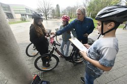 Schülerinnen und Schüler der 6c checken zusammen mit Edgar Knapp vom RUZ die Fahrräder. Foto: Sascha Stüber