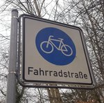 Beschilderung Fahrradstraße, weißes Fahrradpiktogramm auf blauem Grund (Kreis) umgeben von weißem Hintergrund, Schriftzug „Fahrradstraße". Foto: Stadt Oldenburg
