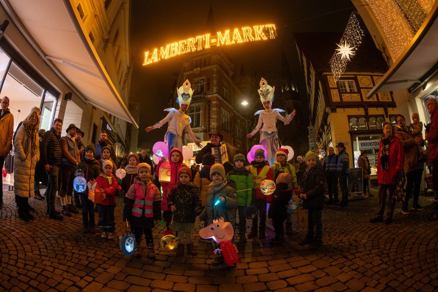 Gruppenbild auf dem Lamberti-Markt 2023 beim weihnachtlichen Laternenwandern. Foto: Sascha Stüber