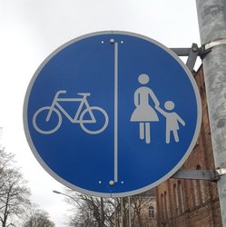 Beschilderung getrennter Geh- und Radweg, weißes Fahrradpiktogramm und weißes Fußgängerpiktogramm nebeneinander auf blauem Hintergrund. Foto: Stadt Oldenburg