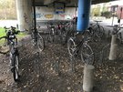 Abgestellte Fahrräder in Vorderradklemmen unter Autobahnbrücke am P+R-Platz Marschweg. Foto: Stadt Oldenburg