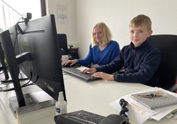 Svantje und Jakub arbeiten am Schreibtisch mit dem Computer. Foto: Stadt Oldenburg