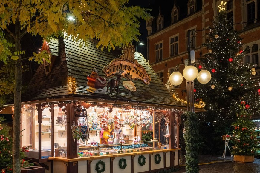 Süßwarenstand mit Weihnachtsbaum am Alten Rathaus auf dem Lamberti-Markt 2021. Foto: Sascha Stüber