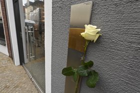 Erinnerungszeichen mit Rose am Geschäftshaus Haarenstraße 15. Foto: Sascha Stüber