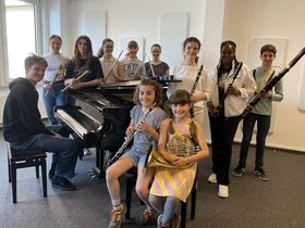 Teilnehmerinnen und Teilnehmer aus Oldenburg, die am Bundeswettbewerb Jugend musiziert teilgenommen haben. Foto: Stadt Oldenburg