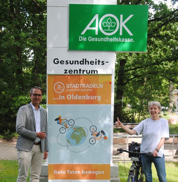 André Kerber, Regionaldirektor AOK-Die Gesundheitskasse und Heike Schwarz, Kids aktiv freuen sich auf viele Fahrradkilometer. Foto: Stadt Oldenburg