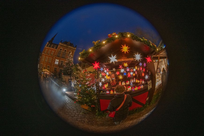 Stand „Sterne vom Himmel“ mit Rathaus im Hintergrund beim Lamberti-Markt 2023. Foto: Sascha Stüber