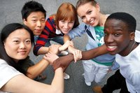 Молодые люди различных национальностей. Фото: Franz Pfluegl/Fotolia.com