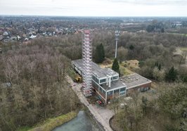 Der weithin sichtbare Schornstein des ehemaligen Heizkraftwerks wird abgebaut. Foto: Stadt Oldenburg