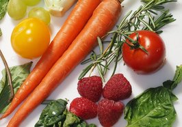 Frisches Gemüse, Himbeeren und Weiteres. Foto: dbreen/Pixabay