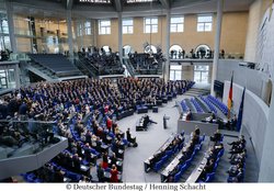 Blick auf das Plenum und Regierungsbank im Bundestag. Foto: DBT/Henning Schacht