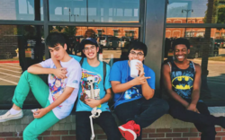 Vier Jugendliche sitzen auf einer Mauer. Foto: Kat Wilcox/Pexels