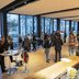 Vorschau: Teilnehmende der Abschlussveranstaltung beim gemütlichen Ausklang bei Kaffee und Kuchen im Foyer des Oldenburgischen Staatstheaters. Foto: Stephan Walzl