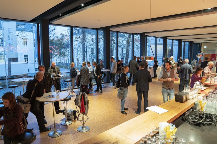 Teilnehmende der Abschlussveranstaltung beim gemütlichen Ausklang bei Kaffee und Kuchen im Foyer des Oldenburgischen Staatstheaters. Foto: Stephan Walzl