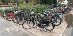 Abgestellte Fahrräder in Abstellanlage an einem Hauptzugang zur Fußgängerzone. Foto: Stadt Oldenburg