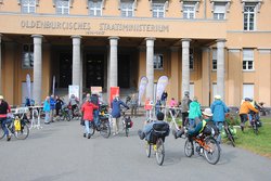 Ankunft der an der Abschlusstour teilnehmenden Radelnden am Alten Landtag. Quelle: Stadt Oldenburg