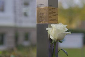 Erinnerungszeichen mit weißer Rose für Siegfried Samuel Weinberg in der Nordstraße. Foto: Sascha Stüber