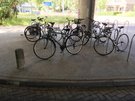Anlehnbügel mit abgestellten Fahrrädern unter Autobahnbrücke am P+R-Platz Marschweg. Foto: Stadt Oldenburg