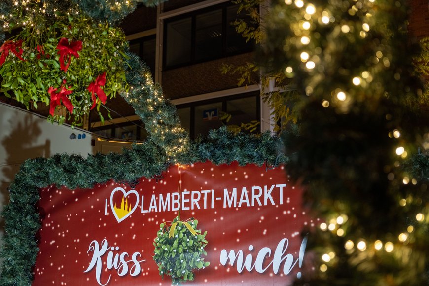 Der Fotopoint „Kuss unter dem Mistelzweig“ auf dem Lamberti-Markt 2022. Foto: Sascha Stüber