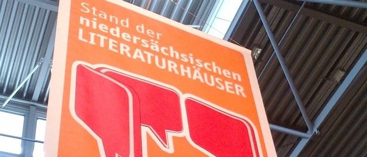 Banner über dem Stand der niedersächsischen Literaturhäuser auf der Leipziger Buchmesse. Foto: Literaturhaus Oldenburg
