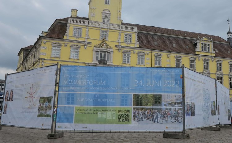 Bauzaun mit Infos zum Mobilitätsplan Oldenburg 2030 auf dem Schlossplatz. Foto: Stadt Oldenburg 