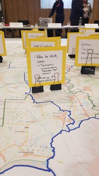 Nahaufnahme der Karte der Region mit handschriftlichen Zetteln, die die Stärken und Besonderheiten der Region und einzelner Kommunen zeigen. Foto: Stadt Oldenburg