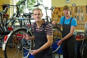 Mitarbeiter in der Baumhaus Fahrradwerkstatt. Foto: Reinert Foto Design