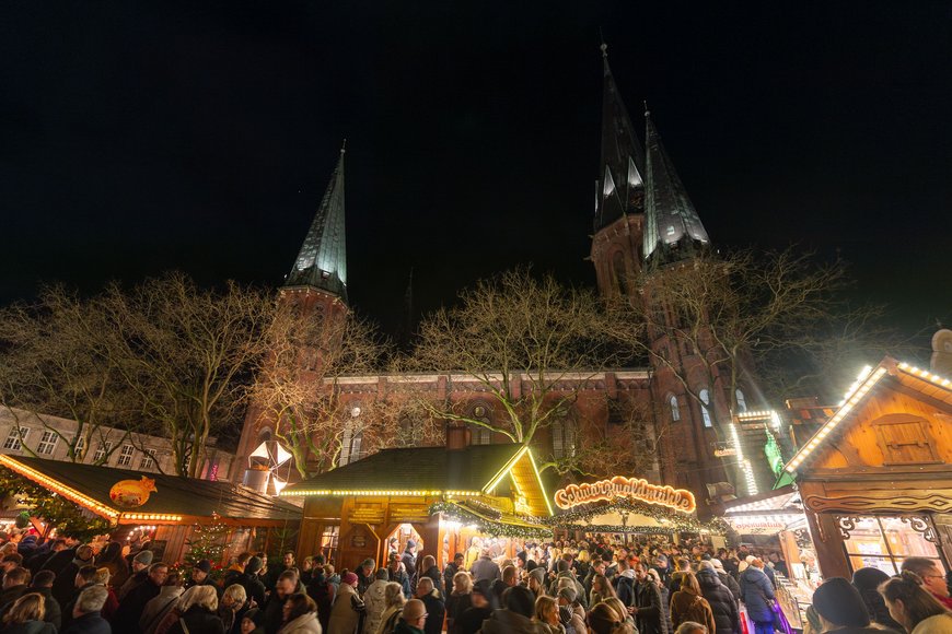 Blick über den Rathausmarkt in Richtung Lamberti-Kirche beim Lamberti-Markt 2023. Foto: Sascha Stüber