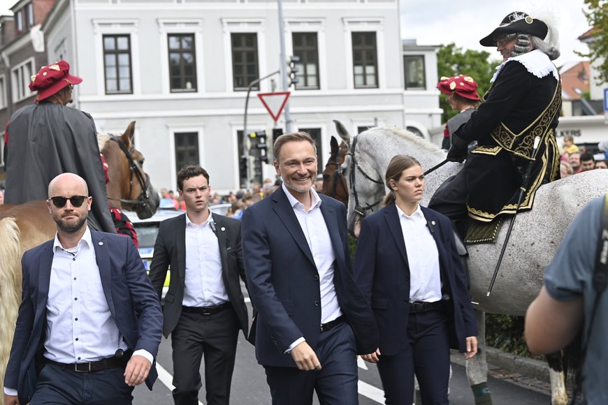 Bundesfinanzminister Christian Lindner auf dem Weg zur Kutsche. Foto: Sascha Stüber