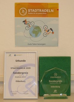 Trophäe und Urkunde vom Klima-Bündnis. Foto: Stadt Oldenburg