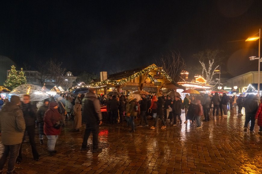 Blick über den Schloßplatz im Regen beim Lamberti-Markt 2023. Foto: Sascha Stüber
