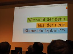 Folie einer Präsentation mit dem Text "Wie sieht der denn aus, der neue Klimaschutzplan?". Foto: Stadt Oldenburg